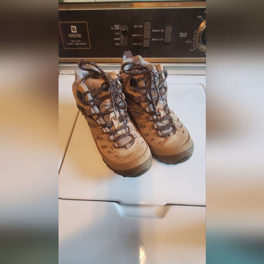 Womens Merrell Moab hiking boots size 8